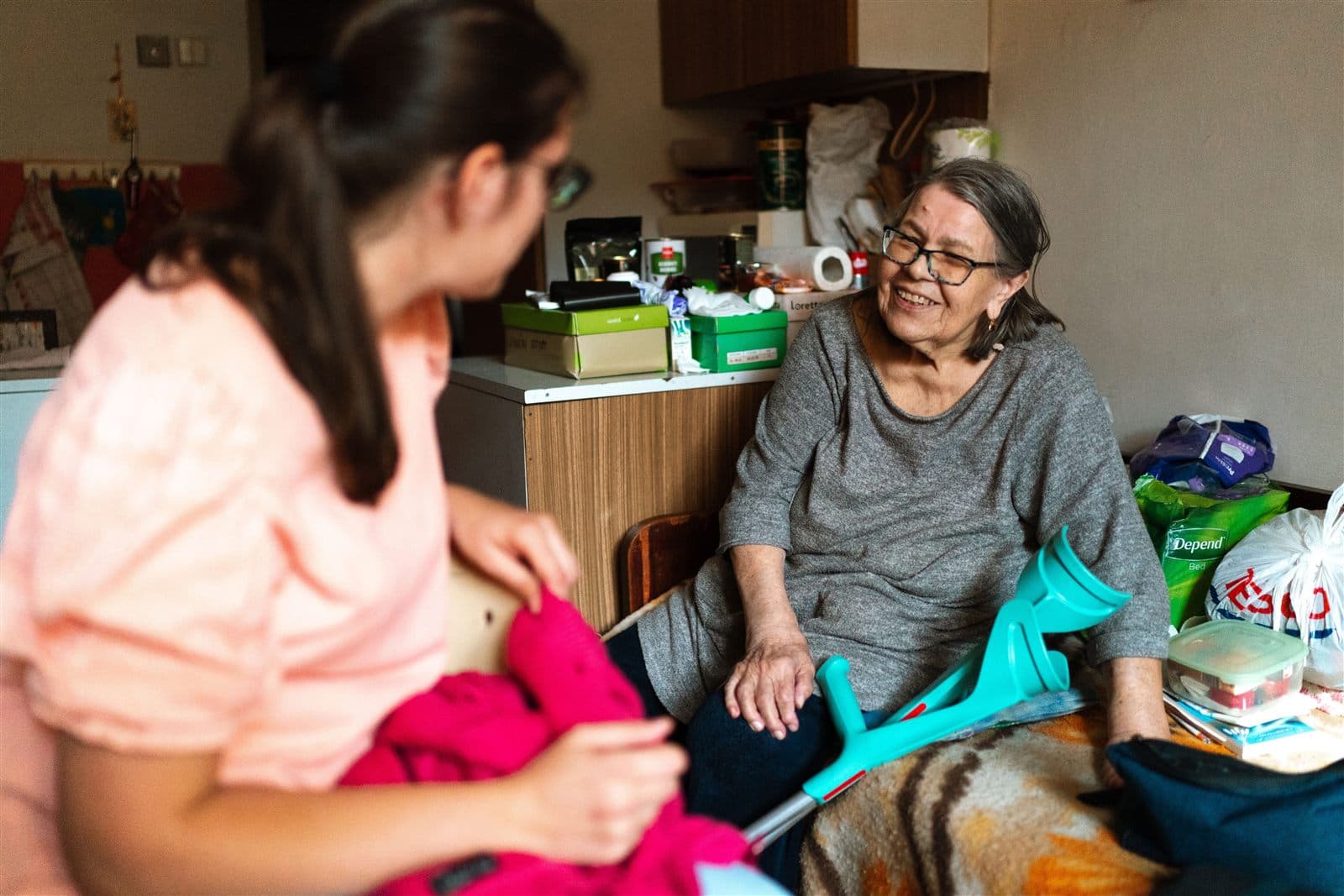 Une intervenante Choix de Vie partage un moment chaleureux avec une dame âgée, chez elle à Toulouse